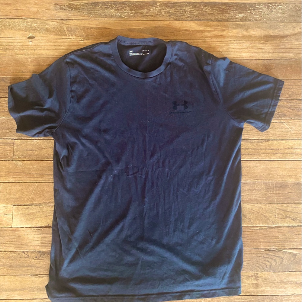 Men’s large under armour tshirt
